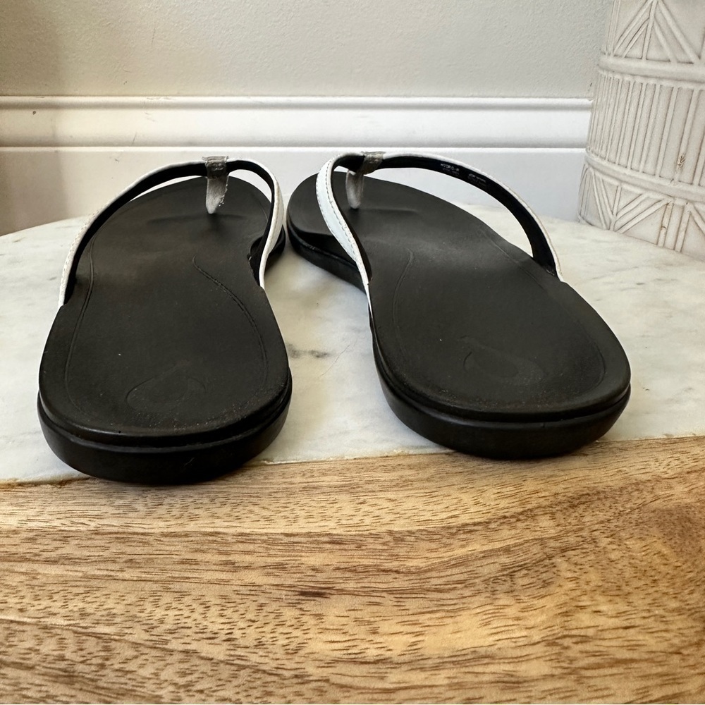 OluKai Ho'opio White/Onyx Strap Flip
Flop Sandals Women's Size 9 - Picture 5 of 11